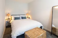 The Hideout - Free Parking Hotels near Willis Avenue Recycling Centre