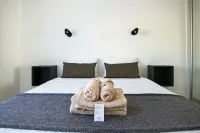 Phaedrus Living: Seaside Modern Flat Lighthouse 63