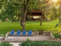 Huge Waterfront Lodge: Sleeps 30, Perfect for Reunions & Retreats! Hotels in McQueeney