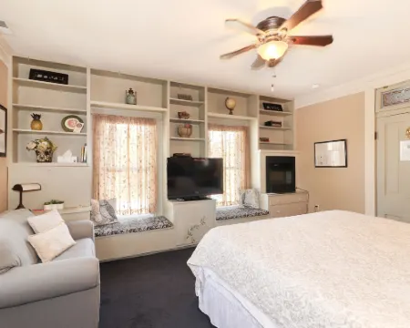Loganberry Inn Hotels in Fulton