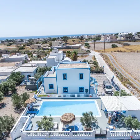 Studios Apartments Kapetanios Отели рядом с достопримечательностью «Пляж Перисса»