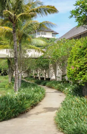 코마네카 앳 케라마스 비치