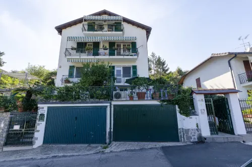 CA du Pescou Rapallo, Charming 2,Bedroom Apartment with Stunning Hill Views Overlooking the Greenery