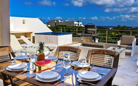 Luxurious & Central Condo in Playa Steps from the Beach Отели рядом с достопримечательностью «Плайя Пунта Эсмеральда»