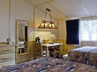Lake Lodge Cabins - Inside the Park Hotels in Park County