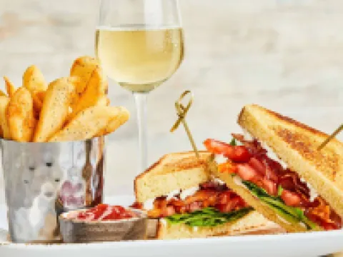 คอร์ทยาร์ดบายแมริออท อัลเบียน โรงแรมในCalhoun County