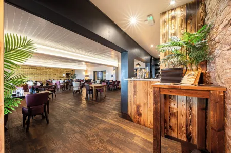 Springfield Hotel and Restaurant Отели в г. Гвернаффилд