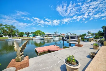 3-BR/2 Bath waterfront home with direct access to Gulf. Pool, kayaks and dock Отели в г. Эрнандо-Бич