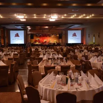 Grand Hotel Napoca Отели рядом с достопримечательностью «Центр города»