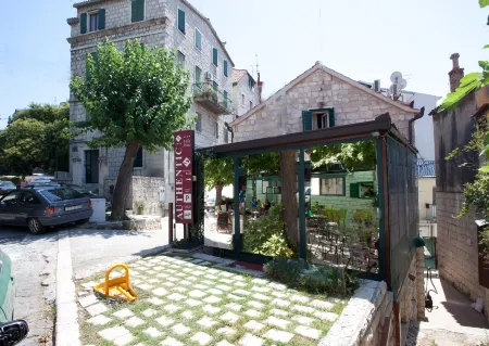 Authentic Luxury Rooms Отели рядом с достопримечательностью «Old Split»