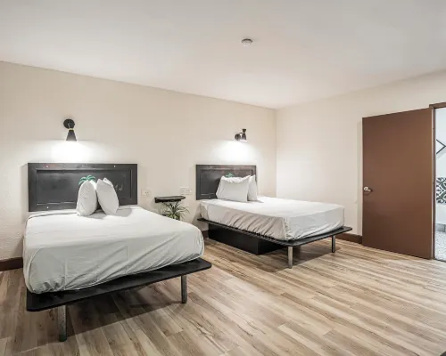 The Greens Hotel - Stockton Blvd Hotels near Curtis Park