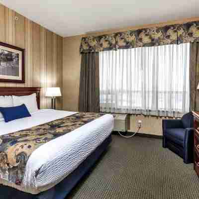 Redwood Inn & Suites Rooms