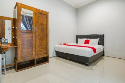 RedDoorz Near Surabaya Zoo Hotels in Sawahan