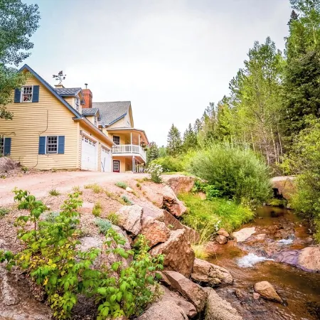 Family Friendly house on the creek at Valley Glen