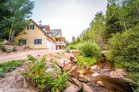 Family Friendly house on the creek at Valley Glen
