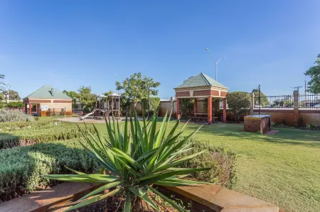 Country Comfort Perth Отели рядом с достопримечательностью «State Library of Western Australian»