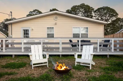 Bowline Bungalow Hotels near Atlantic Beacon Gallery