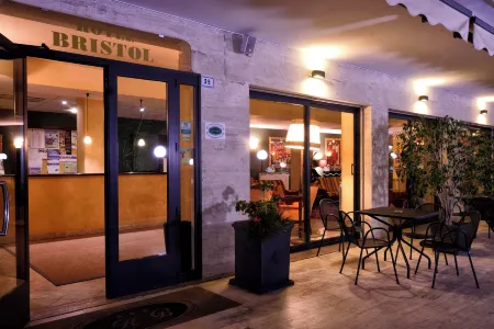 Hotel Bristol Отели рядом с достопримечательностью «Bagni Alexandra»