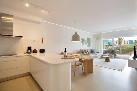 Happy Travel South Beach 5-2b Отели рядом с достопримечательностью «Памятник Коломаресу»