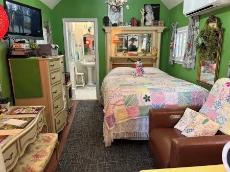 Kool, Retro Chic is what comes to mind when describing this unique Hideaway!