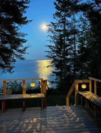 All season cottage with sauna overlooking the private beach on Lake Superior