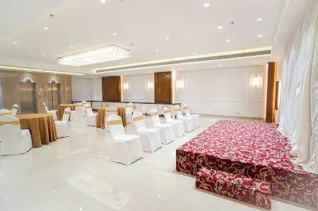The Grand Murli Hotel, City Light Road, Surat Отели в г. Сурат