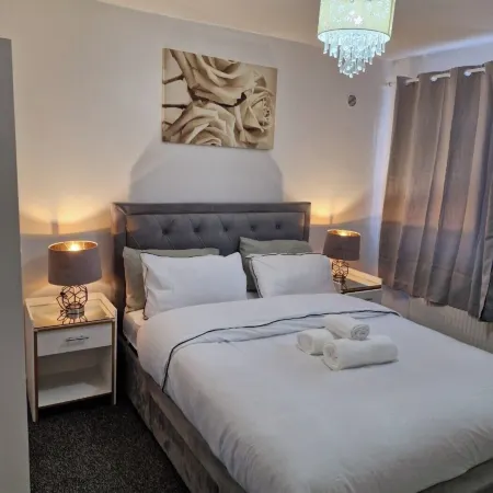 Spacious 3-Bed Home -Private Garden & Free Parking