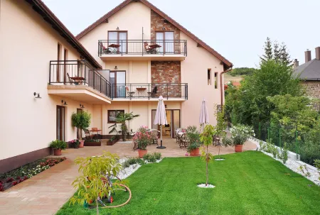 Barackvirág Apartmanház Отели в г. Балатонфелдвар