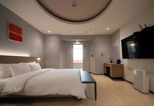 호텔 숲의 넓은 욕실 공간