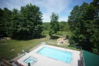 Dedicated Fire Pit and Outdoor Patio - Charming Scenic Retreat Hotel a North Frontenac