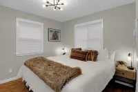 Lux UO Campus Hills Modern Tree House, 2 King Beds