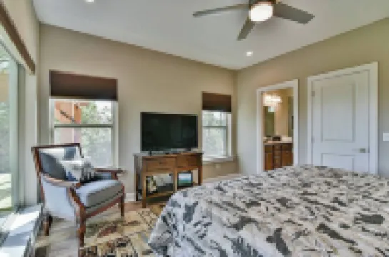 Luxury 2 Bedroom, Mountain Views, Hot Tub, Hiking