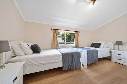 Lakefront 4 Bedroom House Các khách sạn ở Tuggerawong