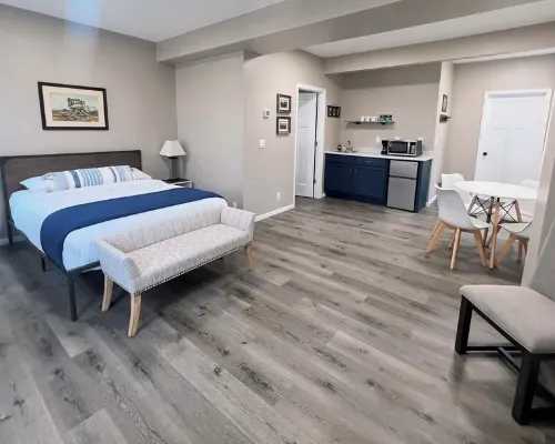 Waterfront view only 2 bedroom hotel style unit in amazing Algoma WiFi, AC Hotels in Algoma