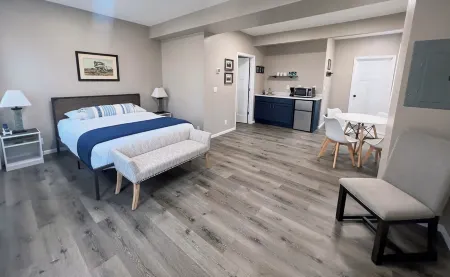 Waterfront view only 2 bedroom hotel style unit in amazing Algoma WiFi, AC