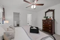 3BR Downtown Retreat • King Bed • Cozy & Fast WiFi