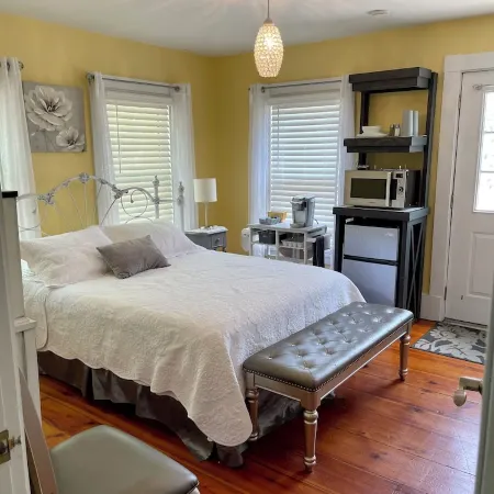Glamour meets Country Guest Suite with Hot Tub!