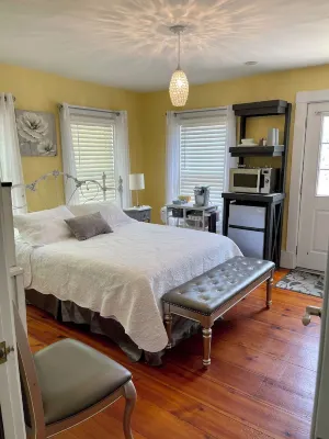 Glamour meets Country Guest Suite with Hot Tub!