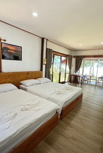 ห้องพักสี่คนสำหรับครอบครัว เตียงควีนไซส์ 2 เตียง มีเครื่องปรับอากาศ วิวทะเล