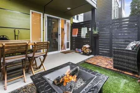 Modern Sustainable Design in Ballard Отели рядом с достопримечательностью «Фишерменс Терминал»