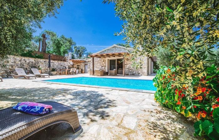 Aristea - 2 Br Villa Surrounded by Olive Groves