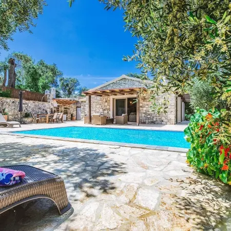 Aristea - 2 Br Villa Surrounded by Olive Groves