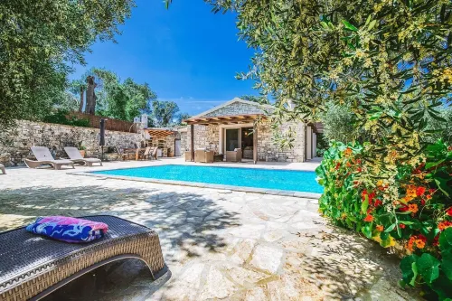 Aristea - 2 Br Villa Surrounded by Olive Groves