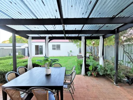 Comfy 4 Bedroms Corner House Отели рядом с достопримечательностью «Библиотека Энгадин»