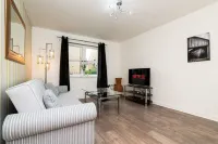 3 Bedroom House - Free Parking