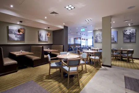 Premier Inn Leeds Cc (Whitehall Road) Отели рядом со станцией Headingley