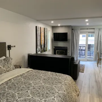 1 min. walk to Ski Lift/Gondola, shopping & dining! Perfect location!New Remodel