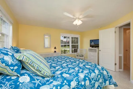 5 Minute Walk to Beach! Walk to Everything!