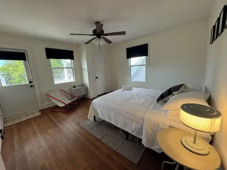 Lovely house off Main Street Отели в г. Гамильтон