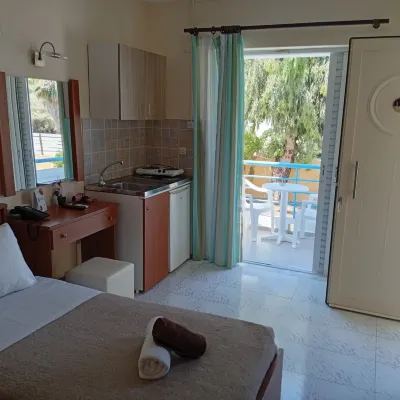 Leonidas Hotel & Studios Hotels in der Nähe von Strand Lambi